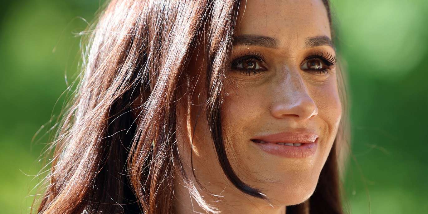 梅根·馬克爾（Meghan Markle）穿著白色連衣裙看起來優雅，用於幕後復活節視頻