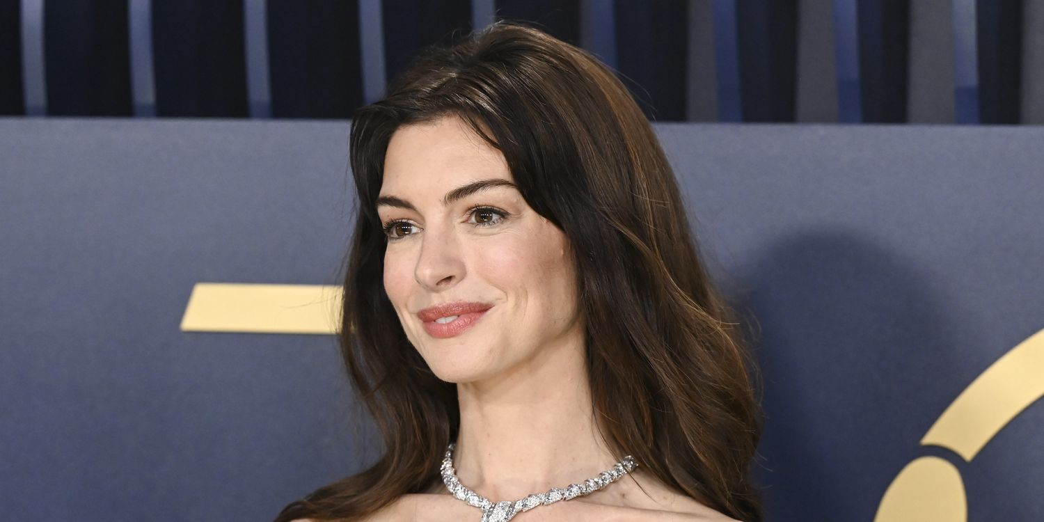 安妮海瑟薇 (Anne Hathaway) 的無肩帶金屬色舞會禮服充滿「公主日記」氣息