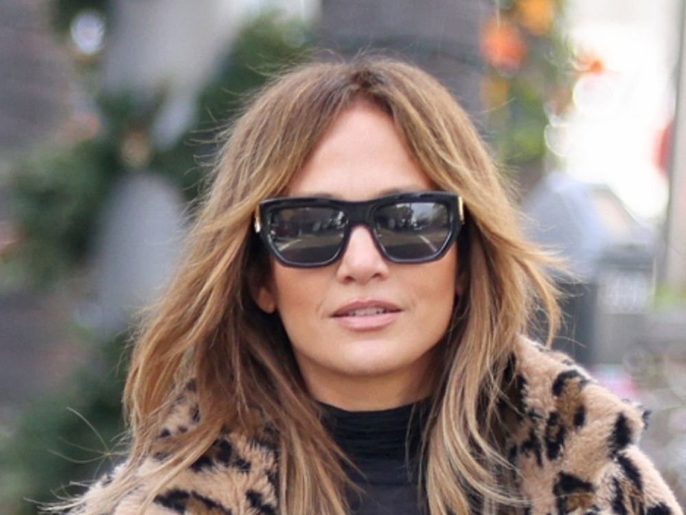 珍妮佛洛佩茲 (Jennifer Lopez) 身穿冬季最響亮的外套趨勢，搭配最具爭議的高跟鞋
