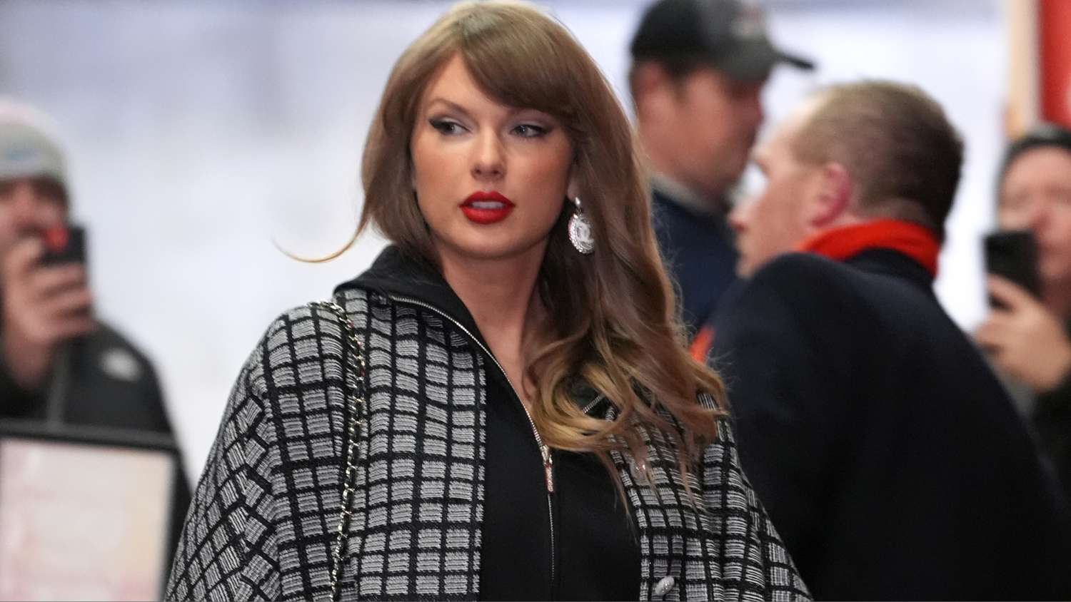 泰勒絲 (Taylor Swift) 在酋長隊比賽的 T 台上直接穿著價值 9,600 美元的香奈兒 (Chanel) 夾克