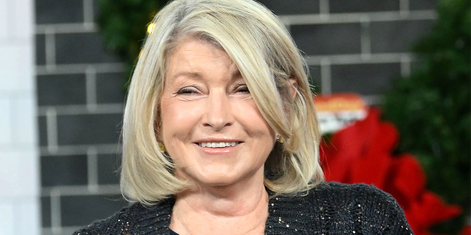 瑪莎·斯圖爾特 (Martha Stewart) 剛剛穿上了她最喜歡的舒適針織衫的節日版本