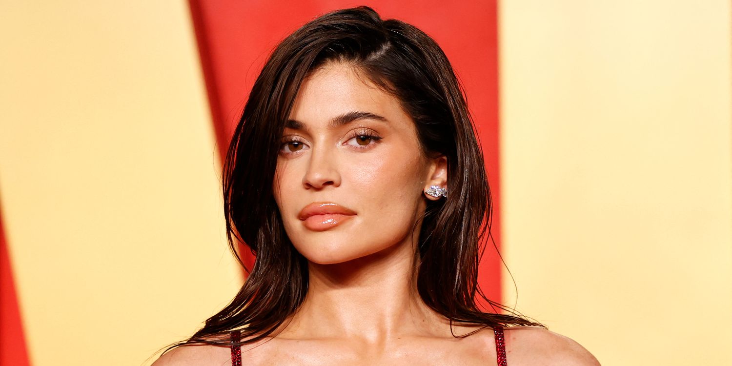 凱莉·詹納（Kylie Jenner）的孩子，艾爾（Aire）和斯托米（Stormi），在可愛的新視頻中重現病毒式趨勢