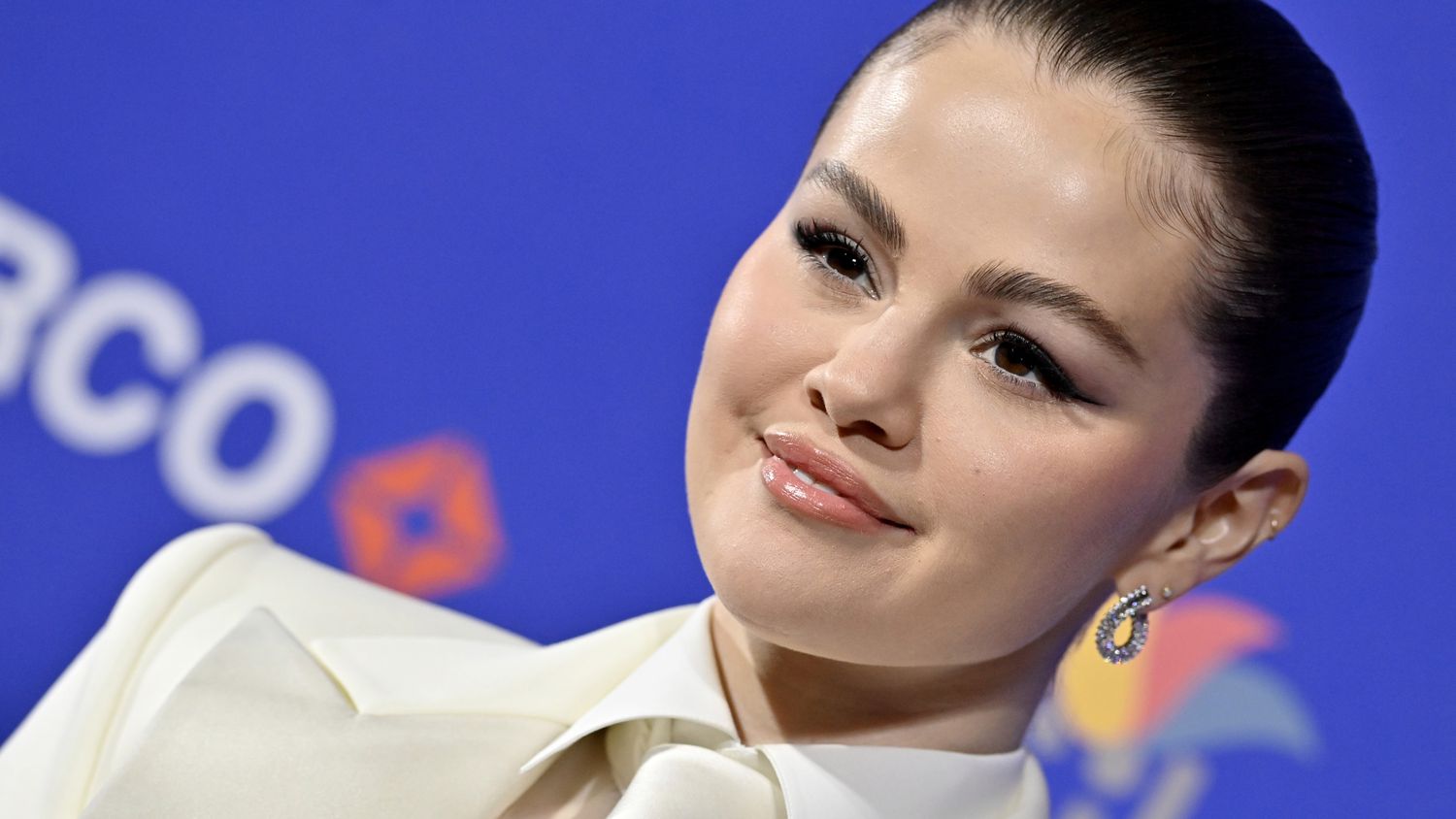 賽琳娜戈梅茲 (Selena Gomez) 的全白褲裝為男裝增添了新娘氣息