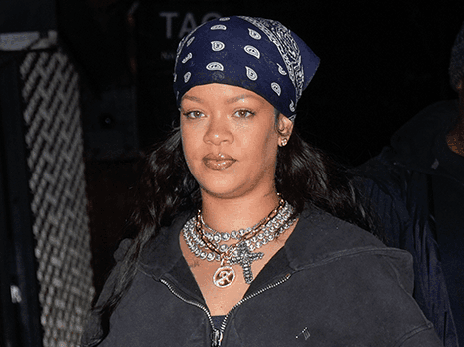 蕾哈娜 (Rihanna) 穿著 A$AP Rocky 認可的牛仔褲搭配冬季最時尚的靴子