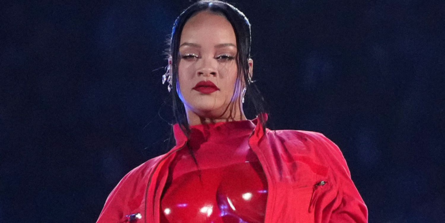 蕾哈娜 (Rihanna) 透露了她後悔穿的一件 2000 年代時尚潮流