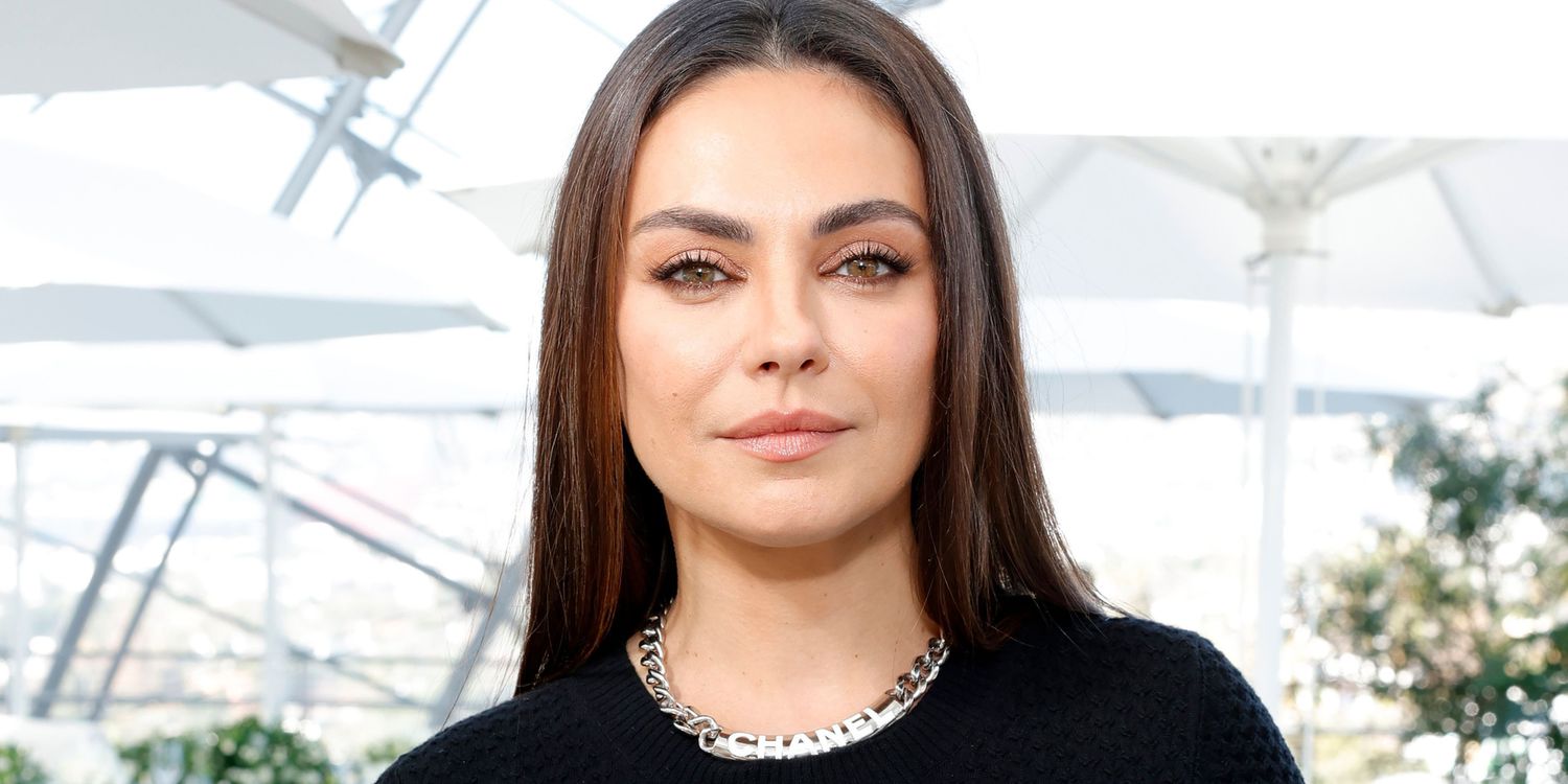 米拉·庫妮絲 (Mila Kunis) 將她標誌性的黑髮換成櫻桃可樂紅色
