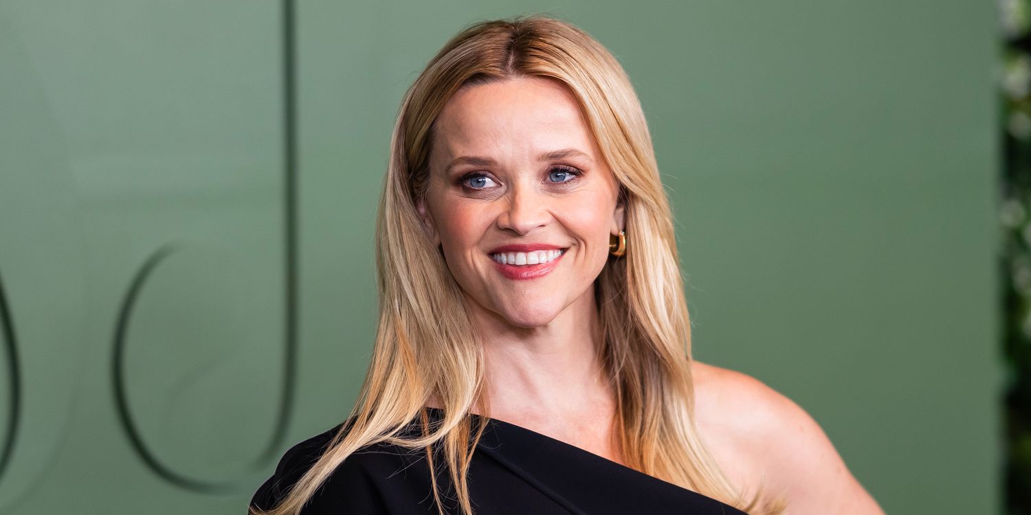 瑞茜威瑟斯彭 (Reese Witherspoon) 的冬季針織衫是我媽媽衣櫃裡的必備單品