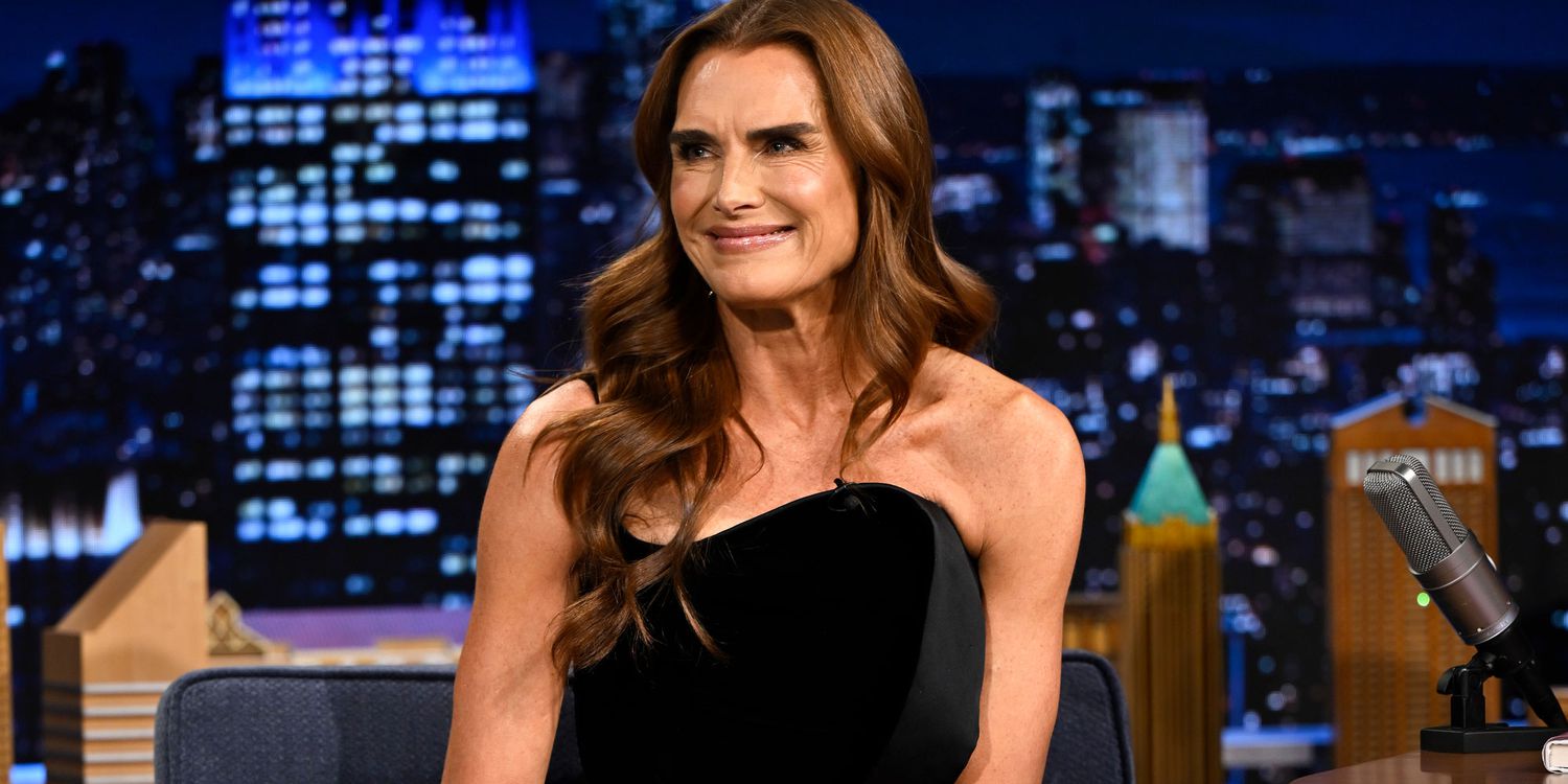 波姬小絲 (Brooke Shields) 的不對稱連身裙有一條大膽的開衩，一直延伸至臀部