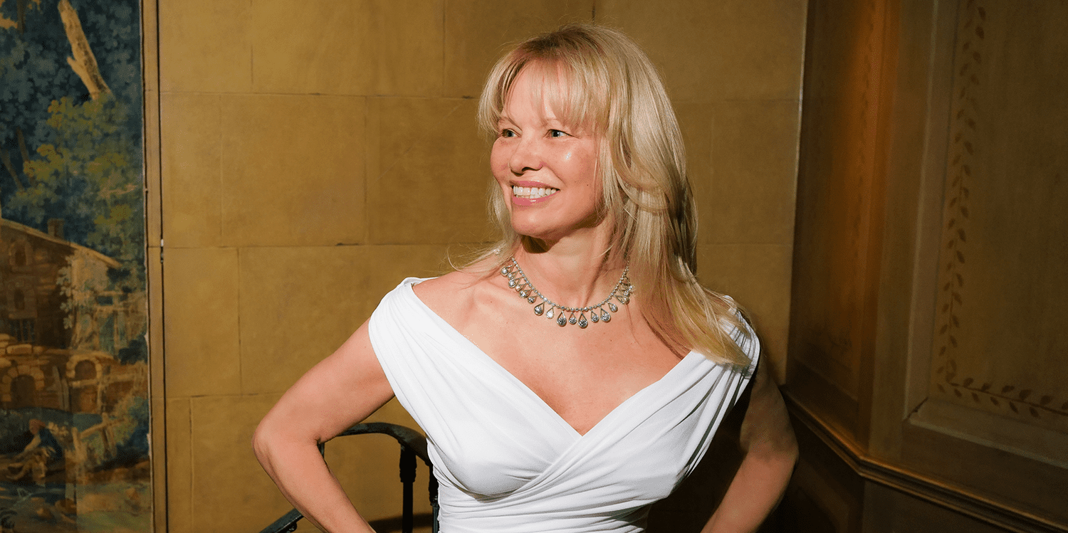 帕梅拉·安德森（Pamela Anderson）穿著68克拉回收的鑽石項鍊到2025 BAFTA