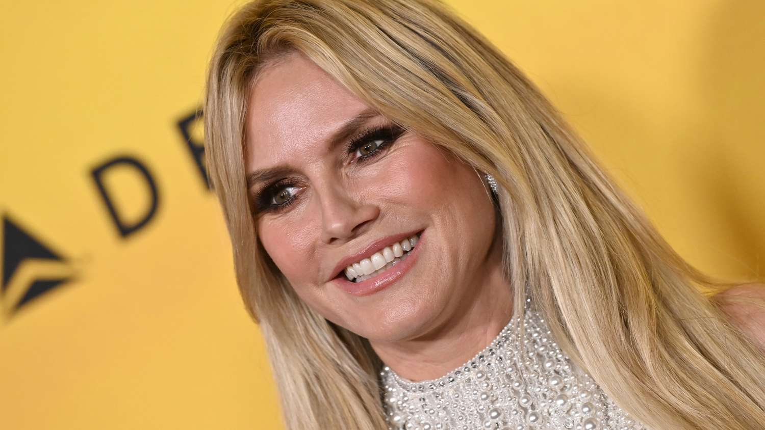 海蒂克隆 (Heidi Klum) 在雪地裡穿著透明紅色蕾絲胸罩和配套丁字褲