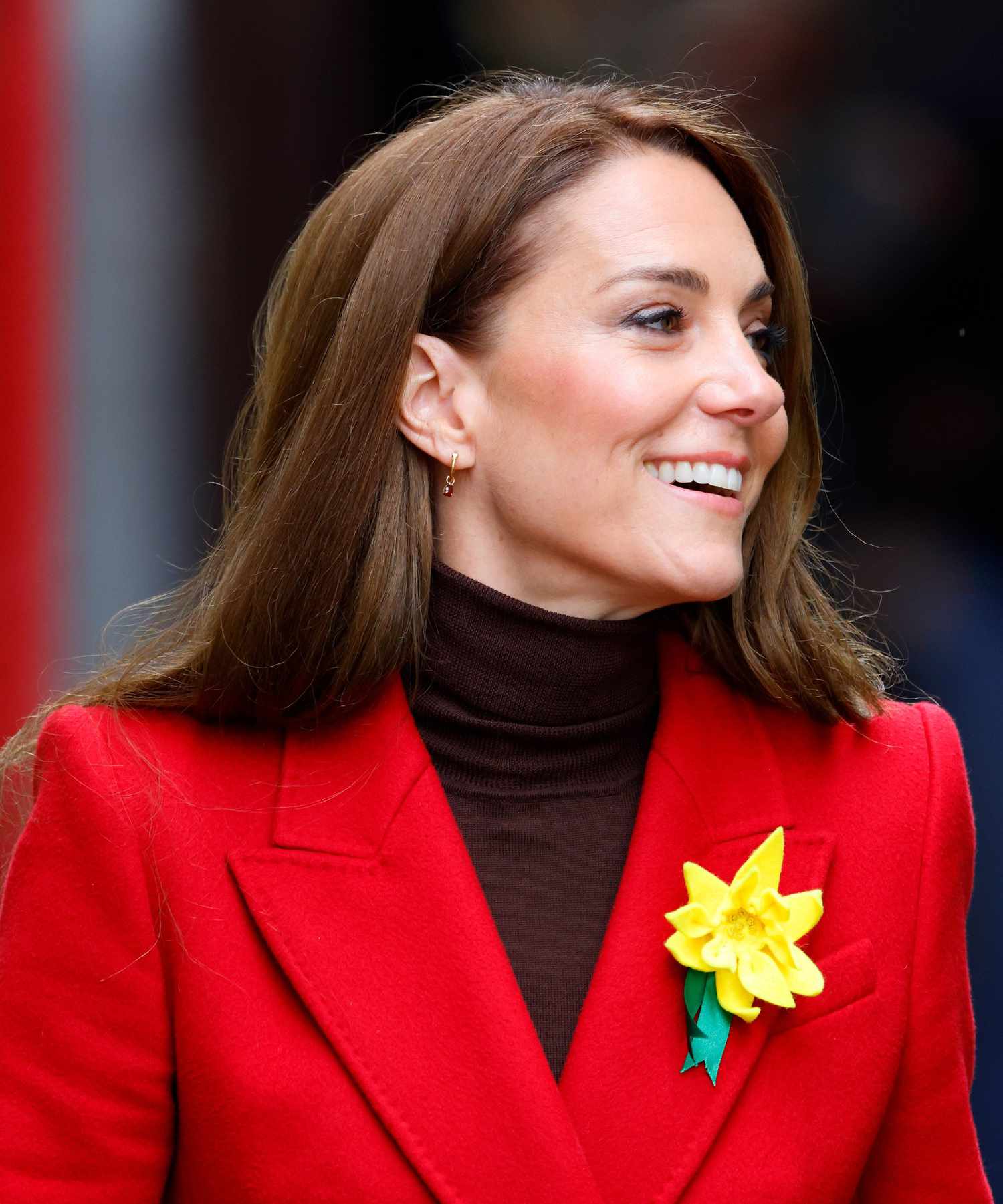 凱特·米德爾頓（Kate Middleton）的新黃金和石榴石耳環有一個有力的故事要講