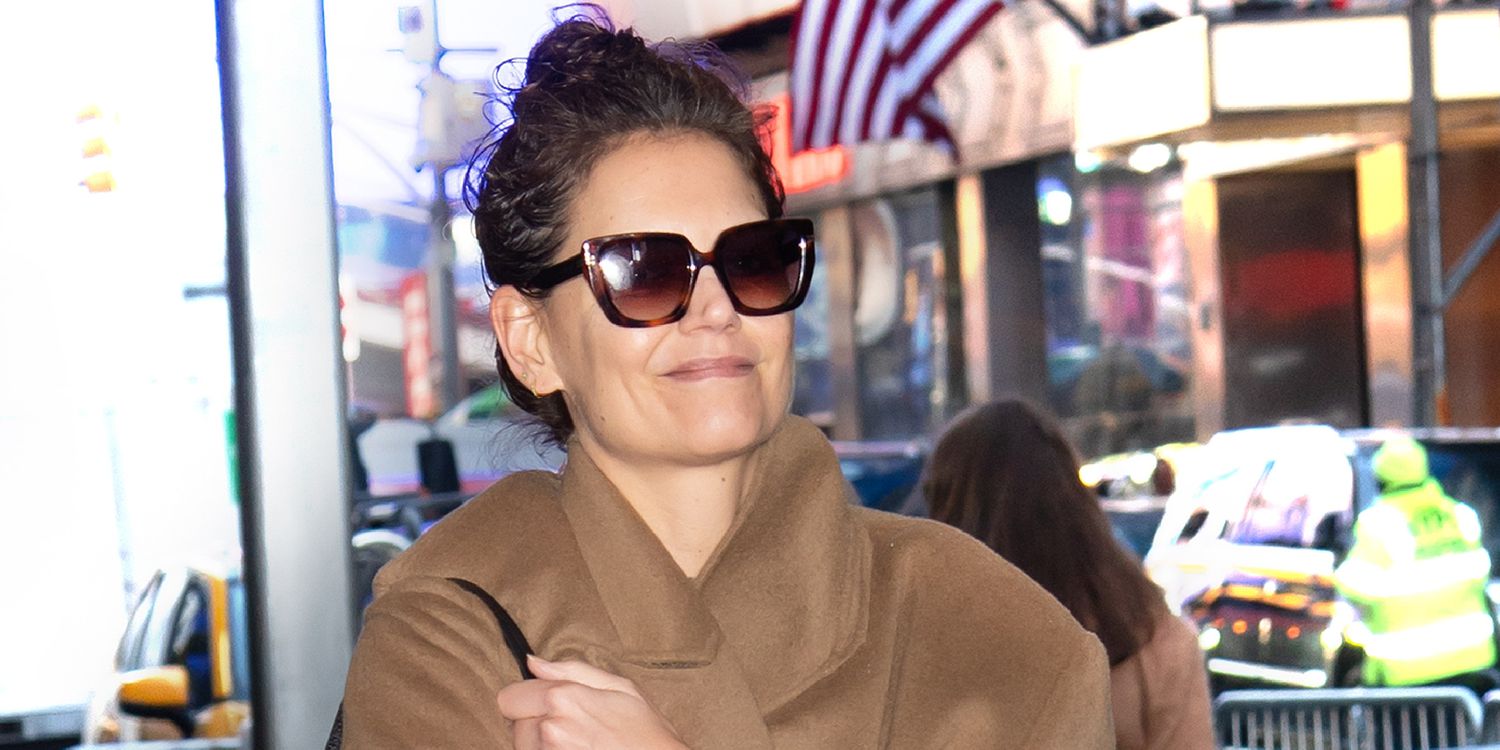 凱蒂霍姆斯 (Katie Holmes) 將別緻的外套與最意想不到的可愛包搭配