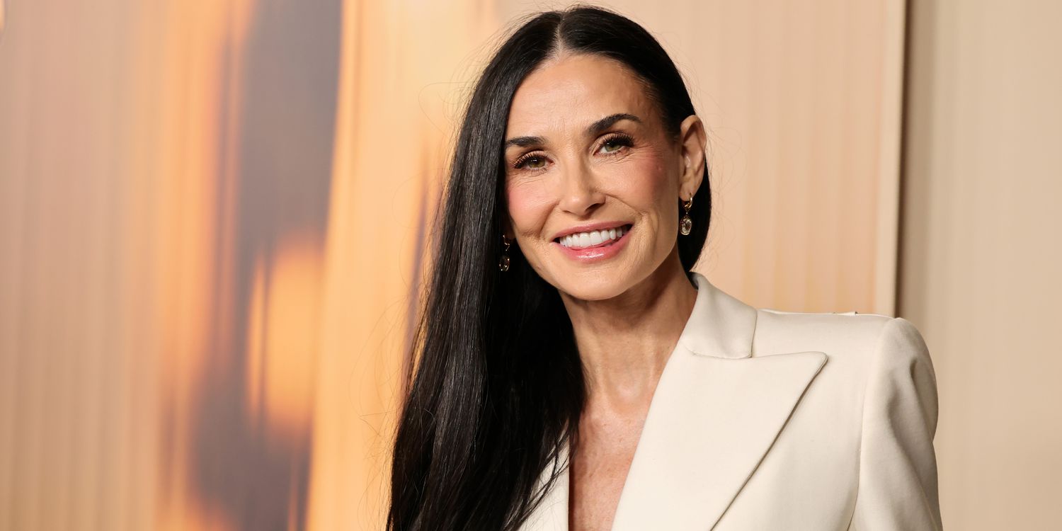 黛咪·摩爾（Demi Moore）的白色露背西裝外套和寬鬆的褲子重新發明了動力訴訟