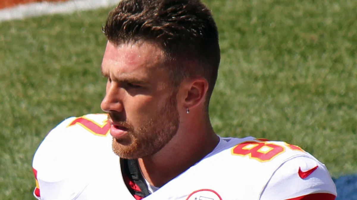 特拉維斯·凱爾斯（Travis Kelce）在超級碗前與秘密疾病作鬥爭