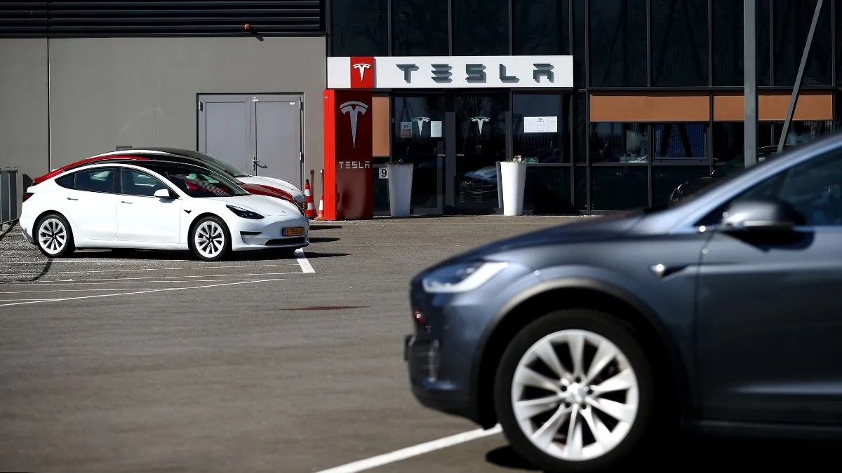 炮火在Tigard Tesla商店爆發