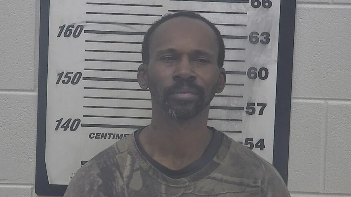 道格拉斯·曼（Douglas Man）因在社交媒體上分享未經授權的明確視頻而被捕