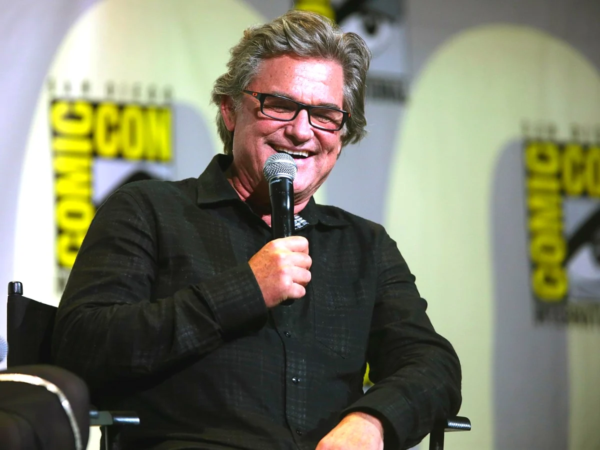 庫爾特·羅素（Kurt Russell）的一個角色拒絕重新說：“你做什麼？你免費這樣做嗎？”