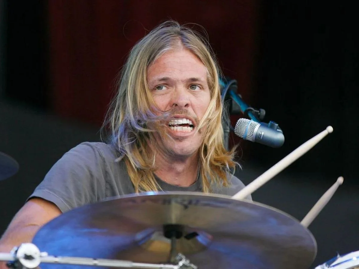 泰勒·霍金斯（Taylor Hawkins）在這首歌中改善了Foo Fighters：“在不擊敗地獄的情況下努力工作”