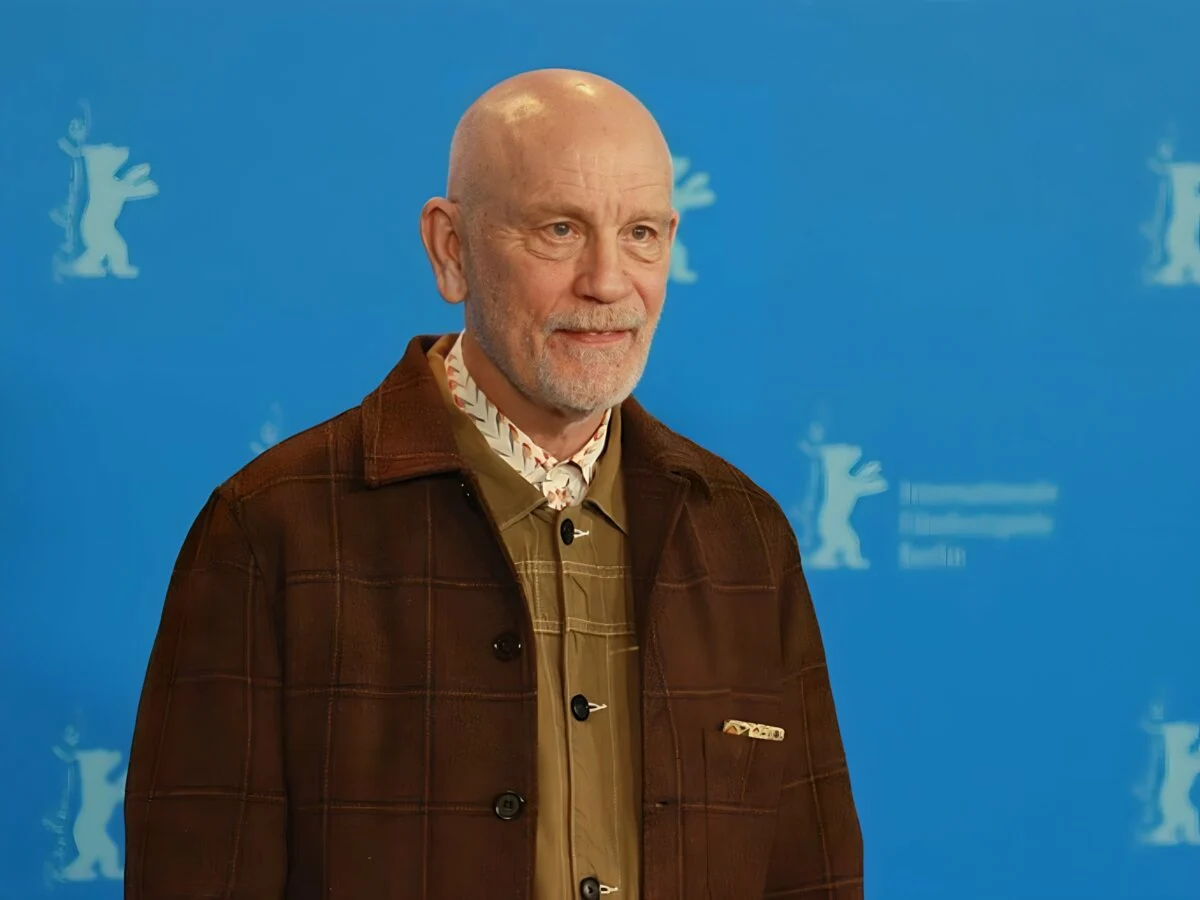 約翰·馬爾科維奇（John Malkovich）的角色拒絕以便宜的價格扮演：“我不喜歡他們達成的交易”