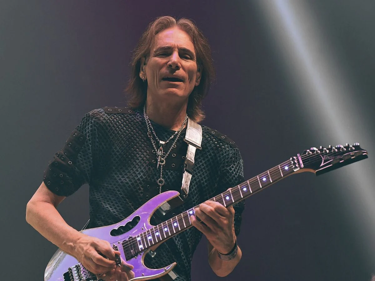 吉他手史蒂夫·瓦伊（Steve Vai）認為：“他就像吉他一樣士兵”