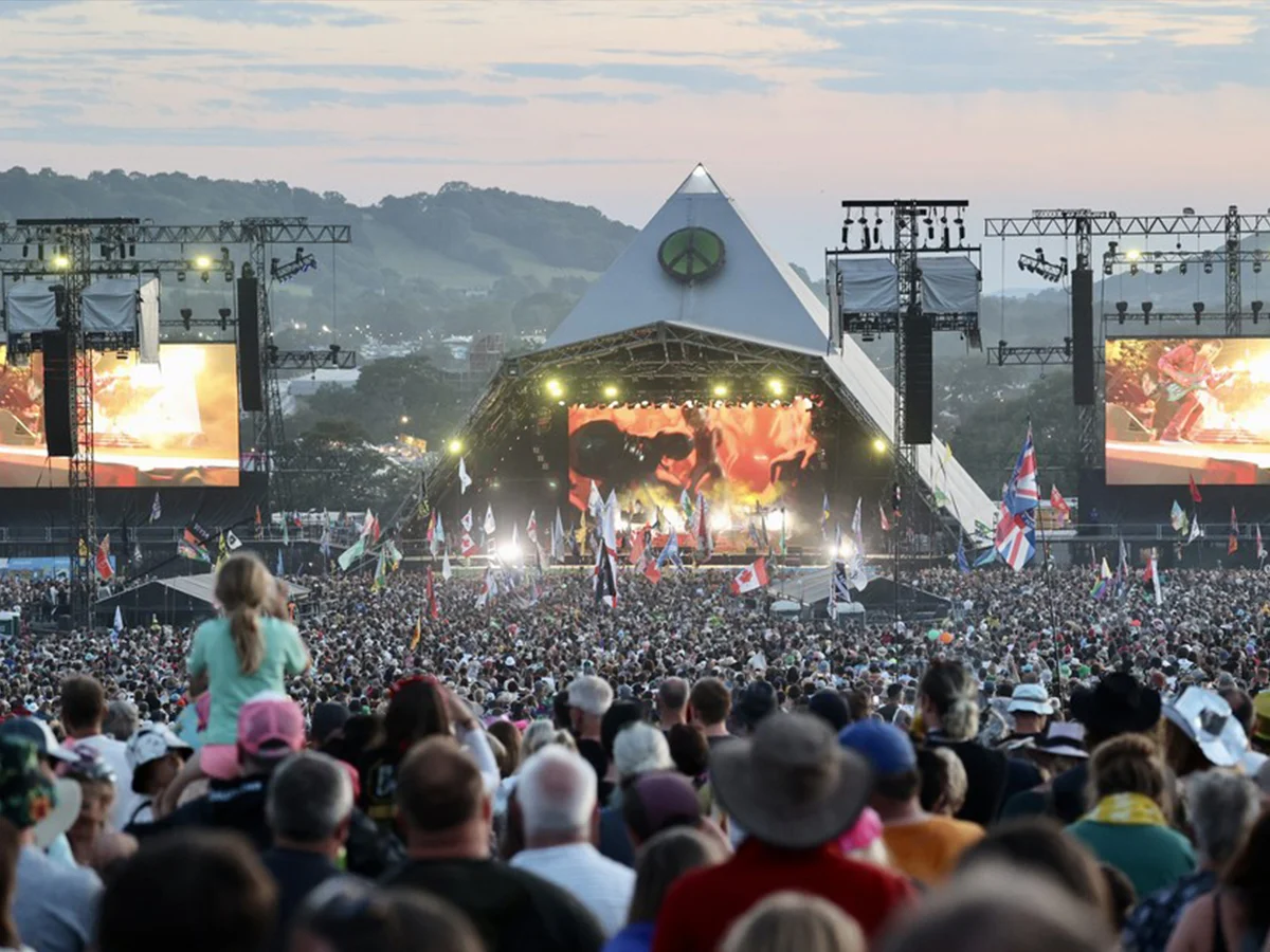 誰是格拉斯頓伯里（Glastonbury）頭條新聞的第一個行為？