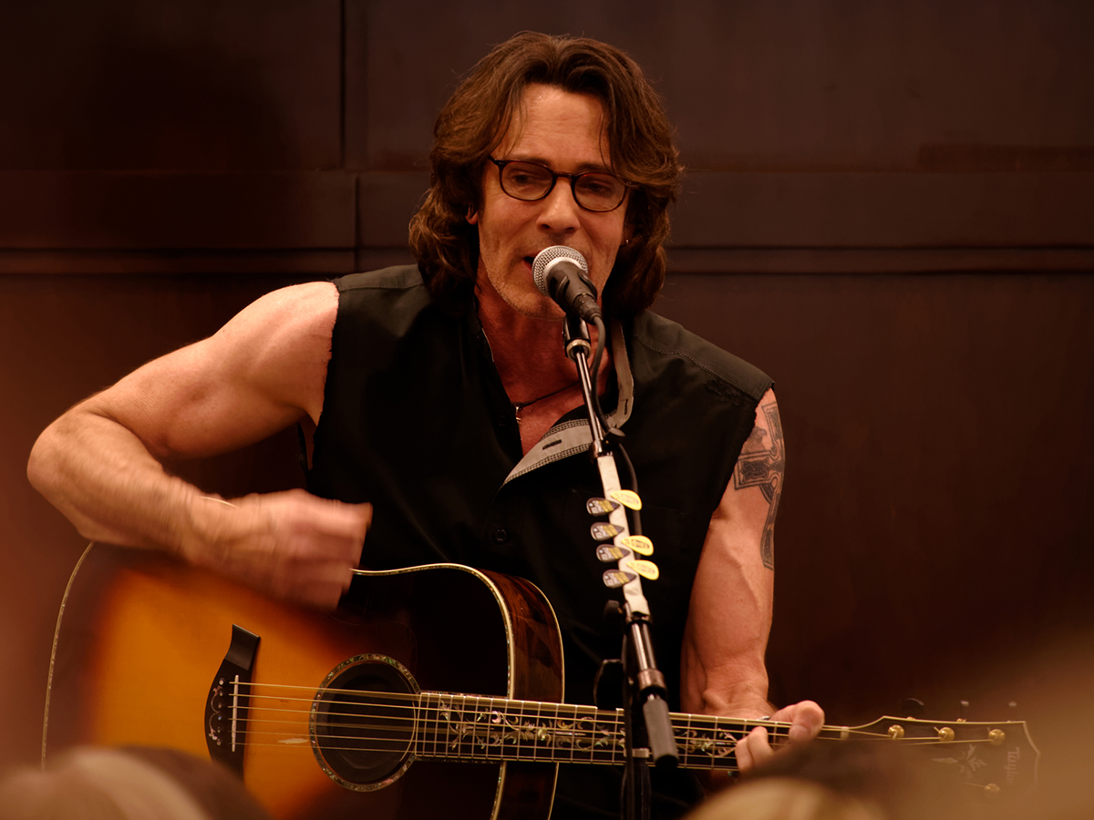 里克·斯普林菲爾德（Rick Springfield）透露，他從舞台上遭受了持久的腦損傷