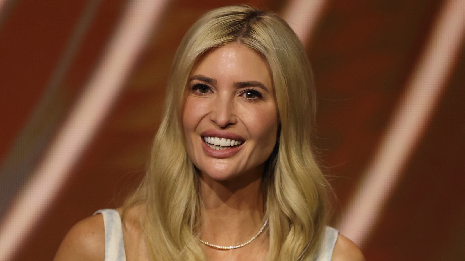 伊凡卡川普 (Ivanka Trump) 身穿性感度假裝，打造迄今為止剪裁最低的造型