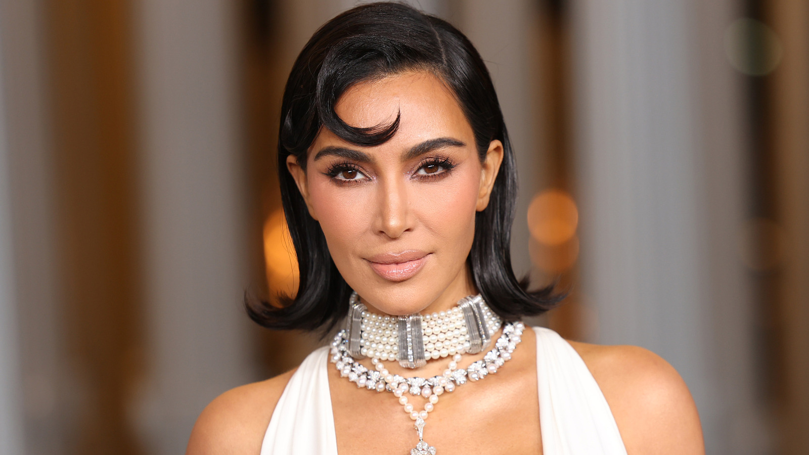 金卡戴珊 (Kim Kardashian) 的聖誕派對行為證明她沒有意識到自己的名氣正在迅速衰落