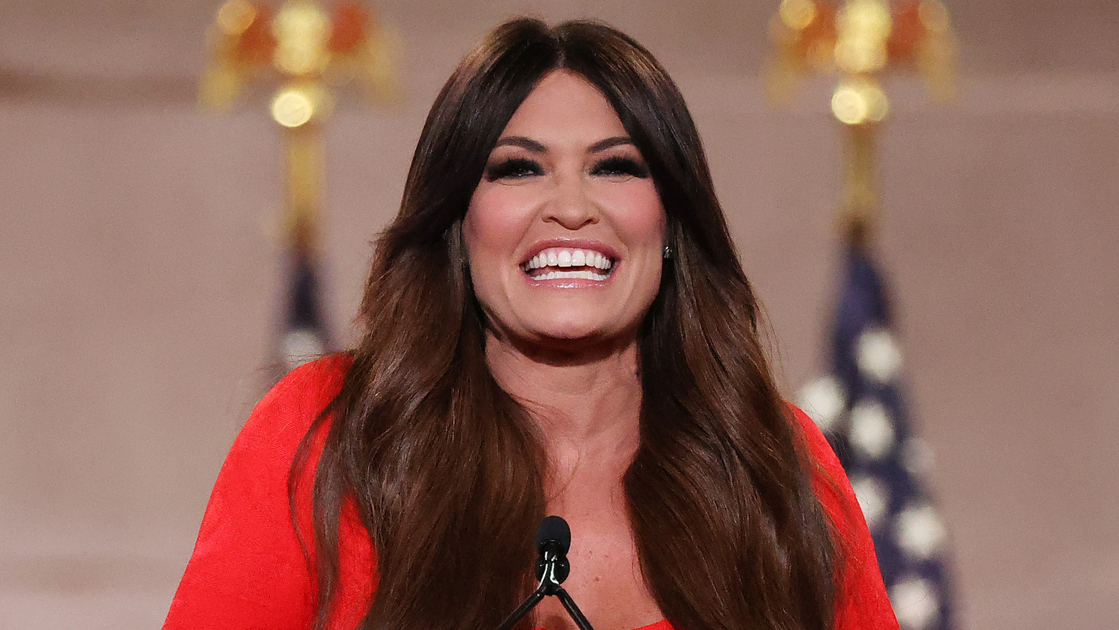 金伯利·吉爾福伊爾 (Kimberly Guilfoyle) 的長腿造型吸引了所有人的注意