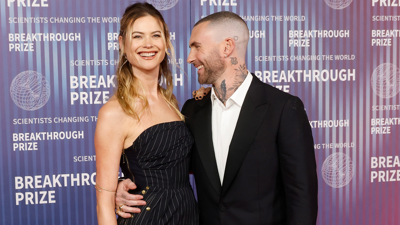 亞當萊文 (Adam Levine) 與貝哈蒂普林斯露 (Behati Prinsloo) 穿著令人驚訝（但又可愛）的配套服裝