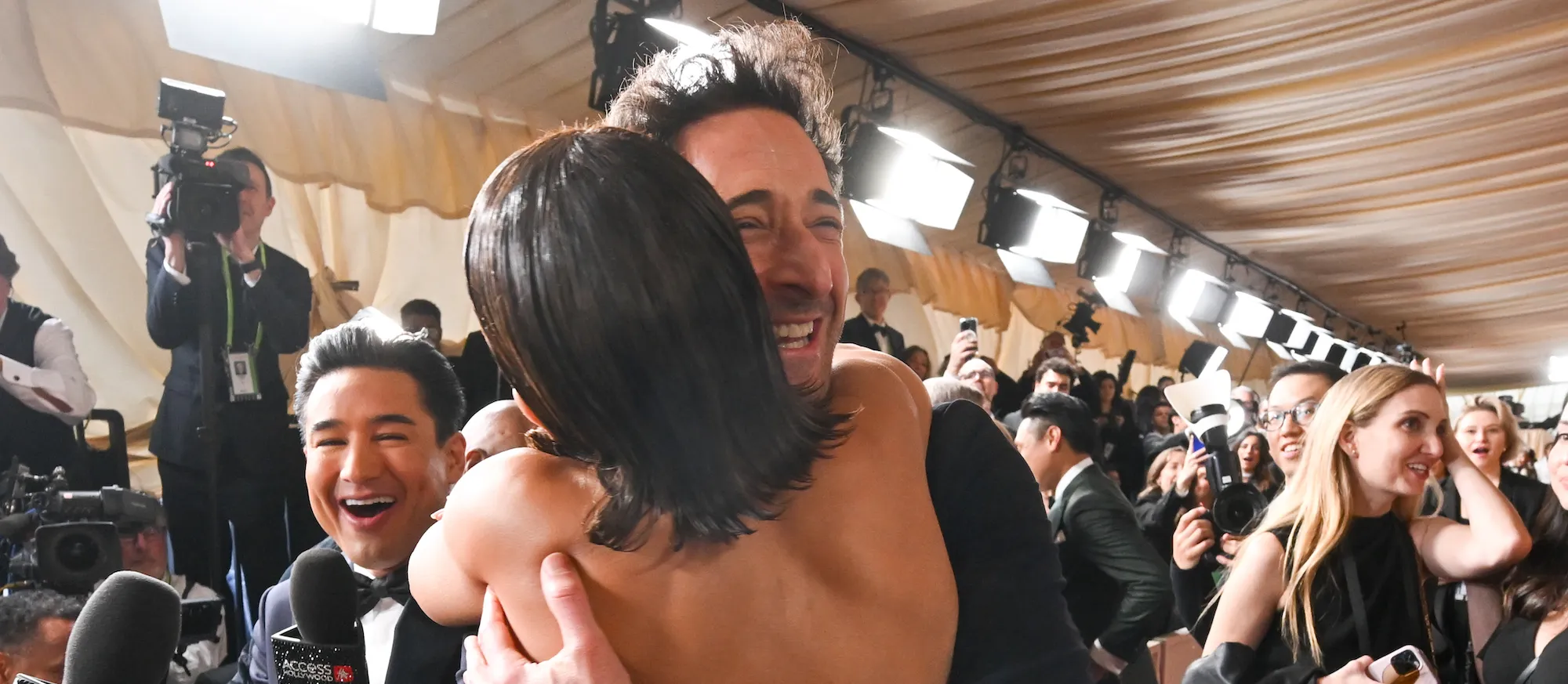 哈莉·貝瑞（Halle Berry）和阿德里安·布羅迪（Adrien Brody）在奧斯卡紅地毯上