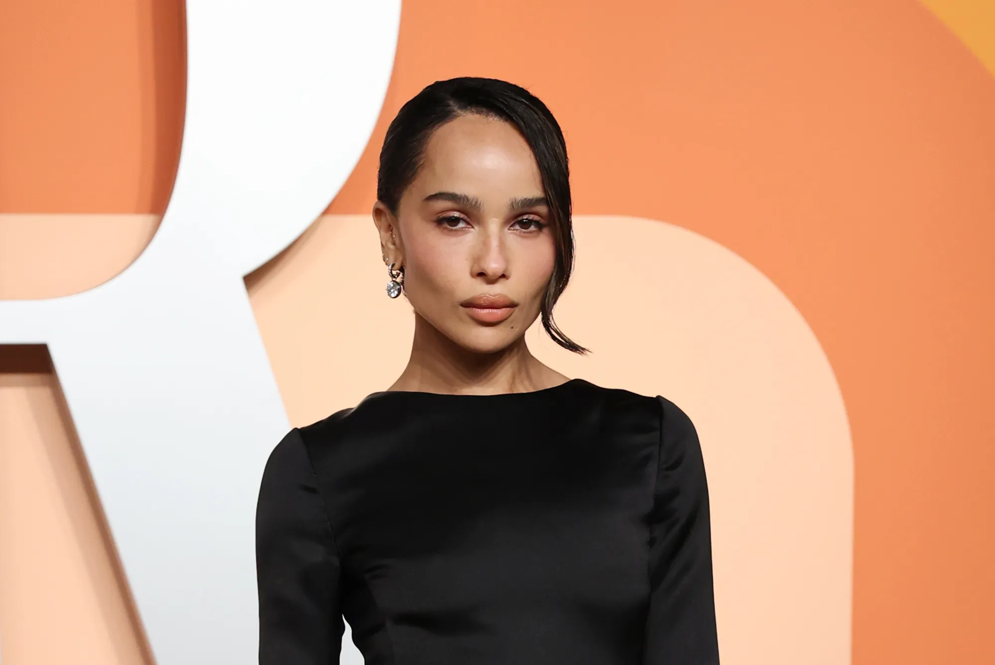 佐伊·克拉維茲（Zoe Kravitz）在奧斯卡派對上穿著裸露的屁股閃爍