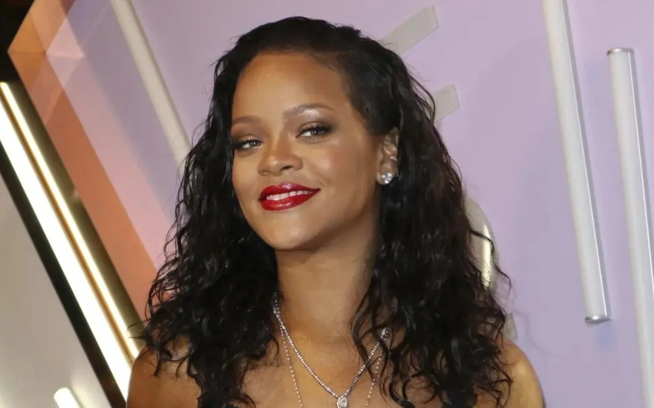 蕾哈娜 (Rihanna) 被發現闖入錄音室後引發瘋狂