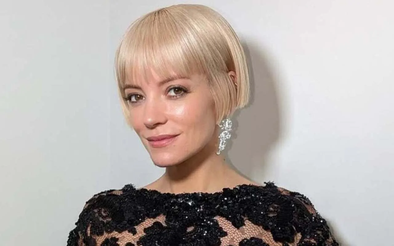 莉莉艾倫 (Lily Allen) 揭曉哪位說唱歌手在大衛哈伯 (David Harbour) 分手期間私聊了她