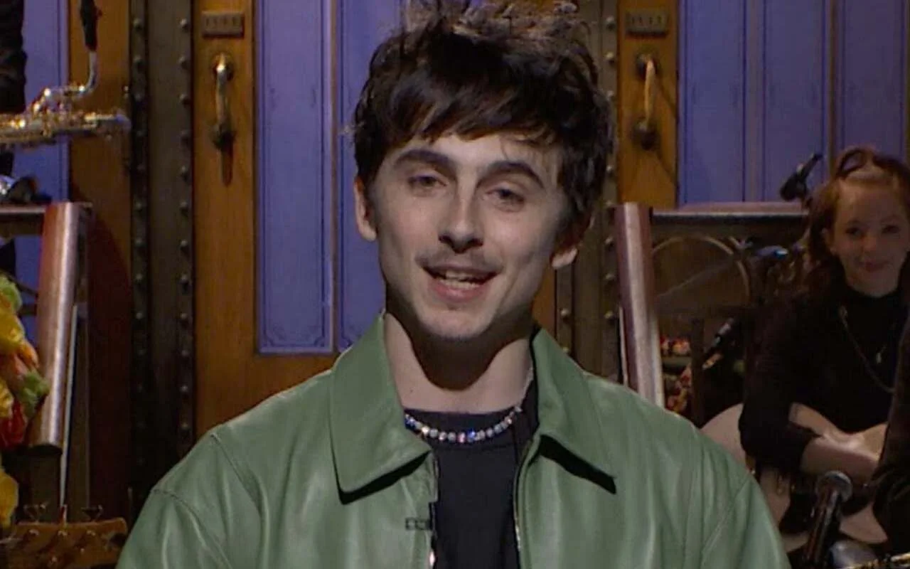 “ SNL”：Timothee Chalamet嘲笑自己是獎勵損失，提供了靈魂的Dylan封面