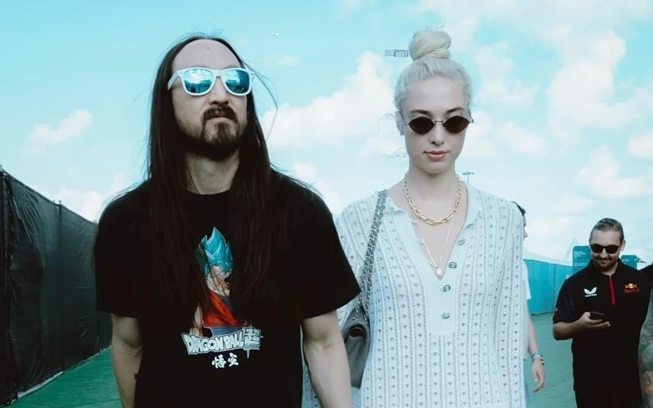 史蒂夫·青木 (Steve Aoki) 與妻子薩莎 (Sasha) 即將迎來第一個孩子，並在現場音樂會上舉辦性別揭秘派對