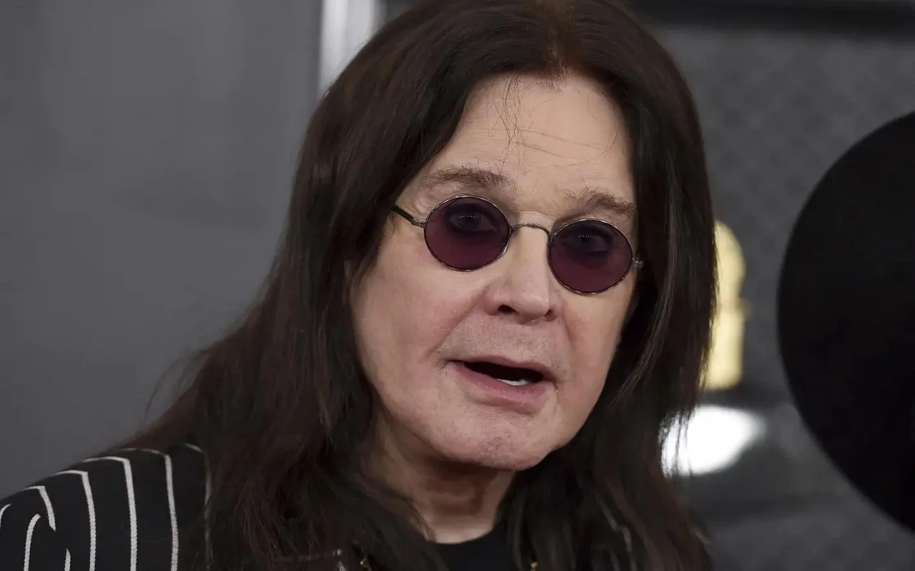 奧茲·奧斯本（Ozzy Osbourne）在與帕金森氏病掙扎的情況下無法行走