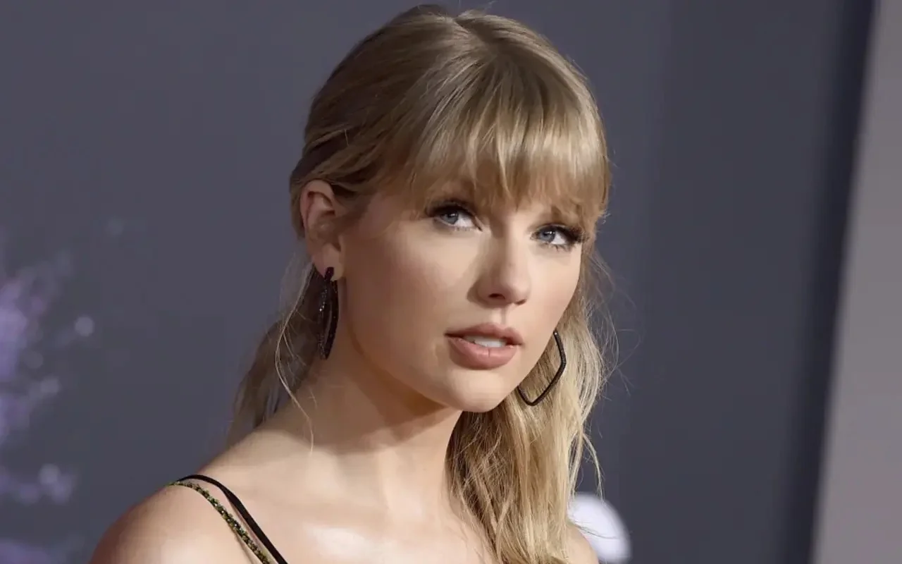 Taylor Swift Ditches Travis Kelce在超級碗前夕的女孩之夜