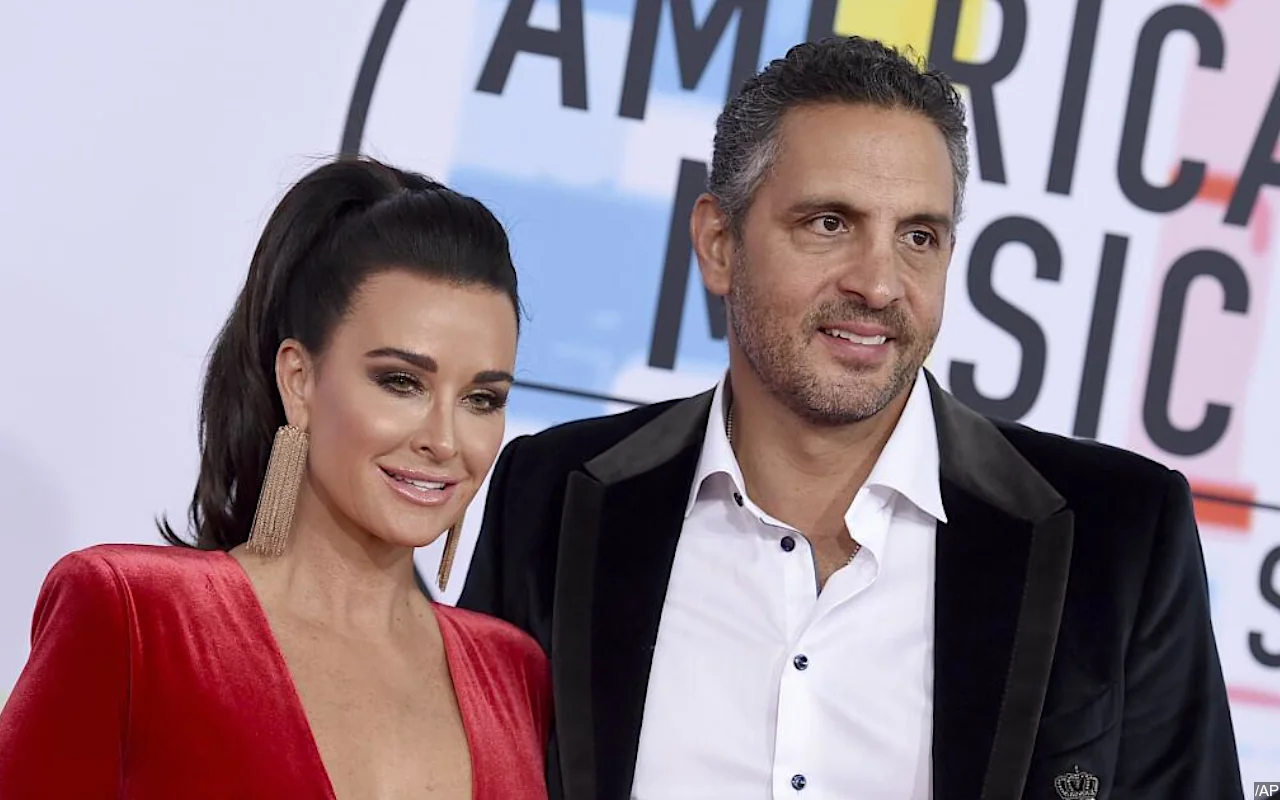 毛里西奧·烏曼斯基（Mauricio Umansky）在凱爾·理查茲（Kyle Richards）的親密朋友面前與神秘的黑髮脫穎而出