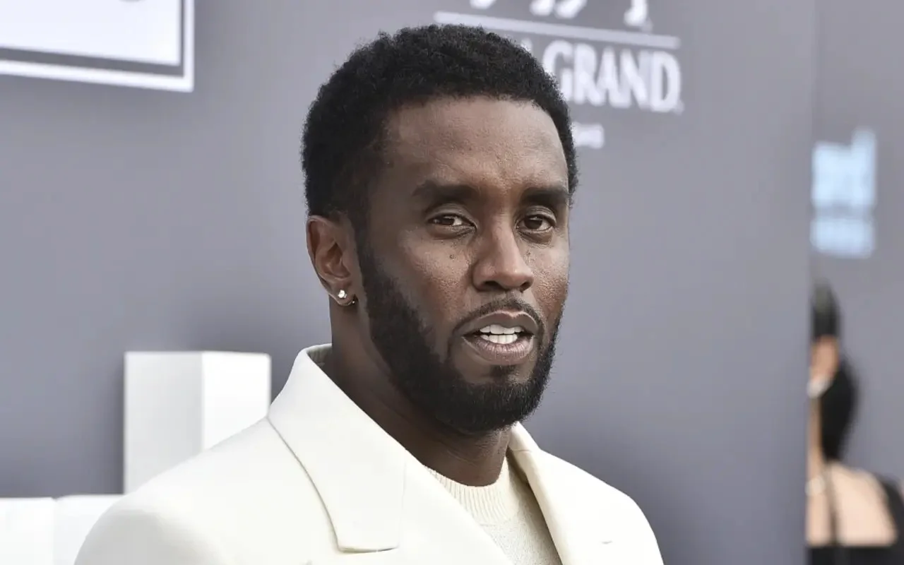 迪迪（Diddy）對其他起訴書不認罪，在法庭上向家人打吻