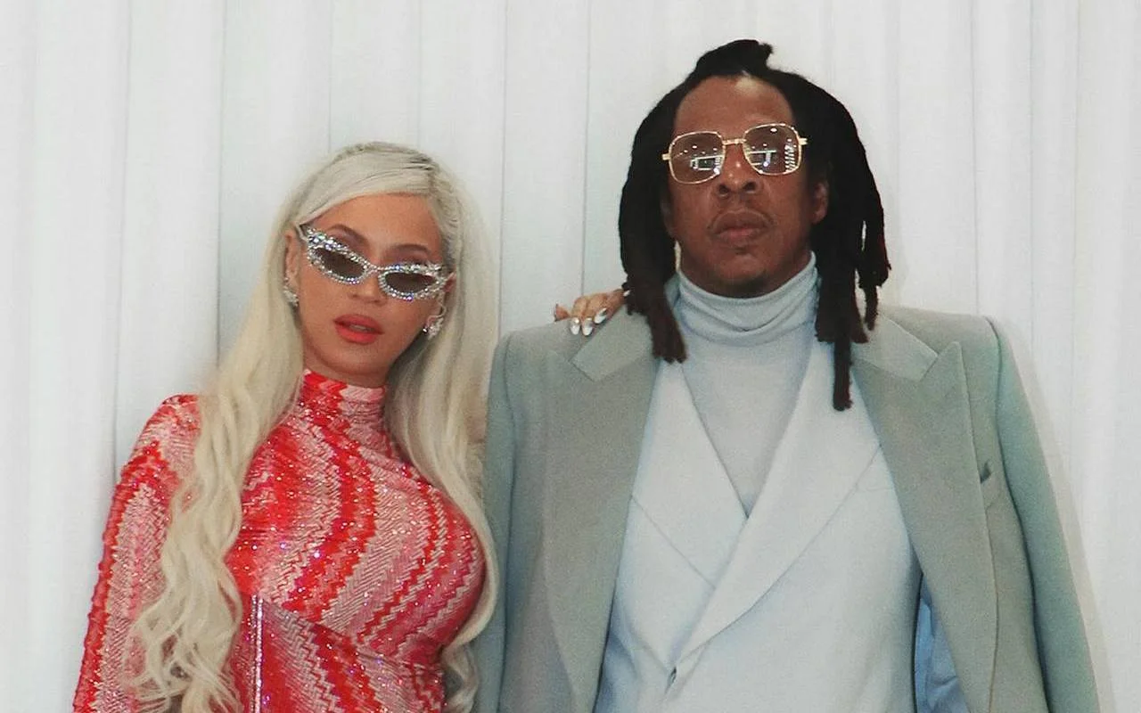 Jay-Z和Beyonce Flash在解僱性侵犯訴訟後的日期微笑