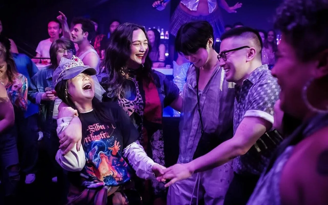 Bowen Yang，Lily Gladstone，Kelly Marie Tran舞台假婚禮在酷兒rom-com的預告片中