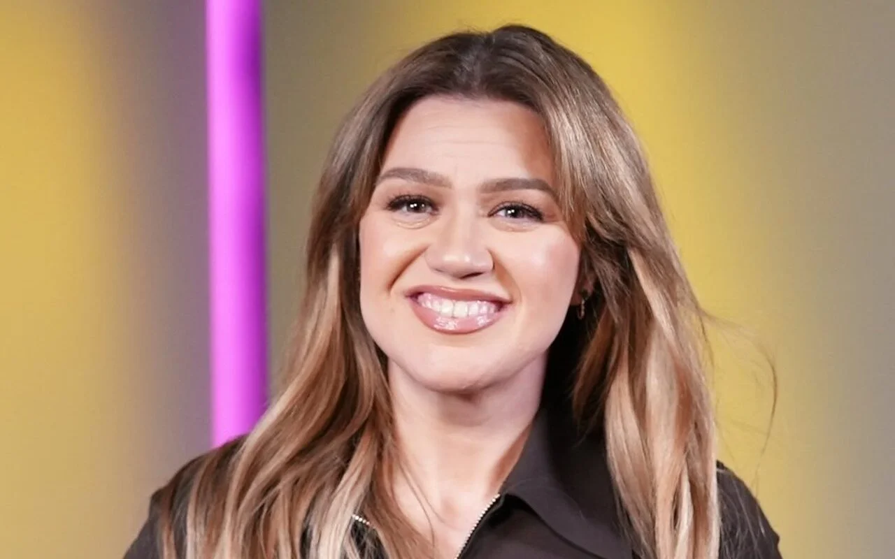 兩週缺席後，凱利·克拉克森（Kelly Clarkson）回到白天的演出