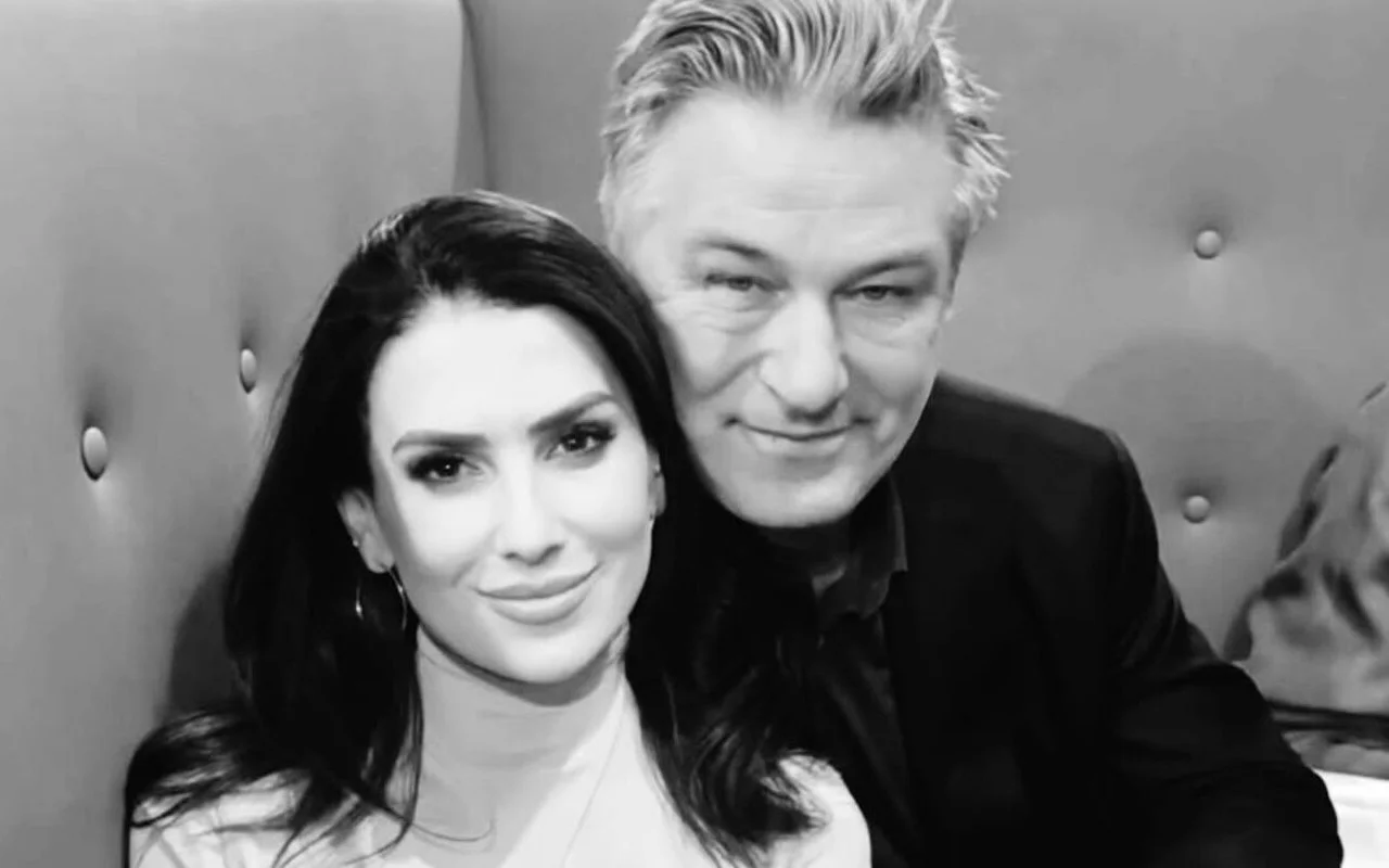 亞歷克·鮑德溫（Alec Baldwin）和妻子希拉里亞（Hilaria）地址尷尬的紅地毯採訪