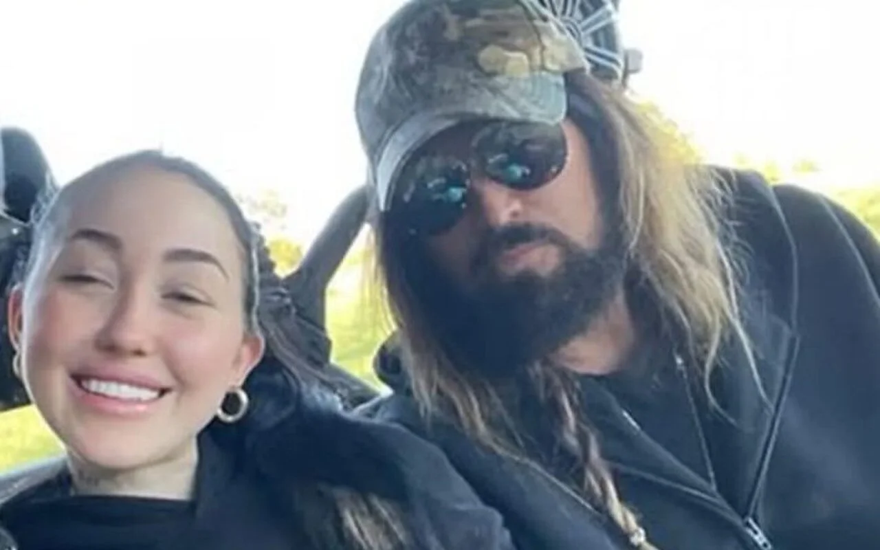 諾亞·賽勒斯（Noah Cyrus）和爸爸比利·雷（Billy Ray）在令人心動的文字中一起慶祝新音樂