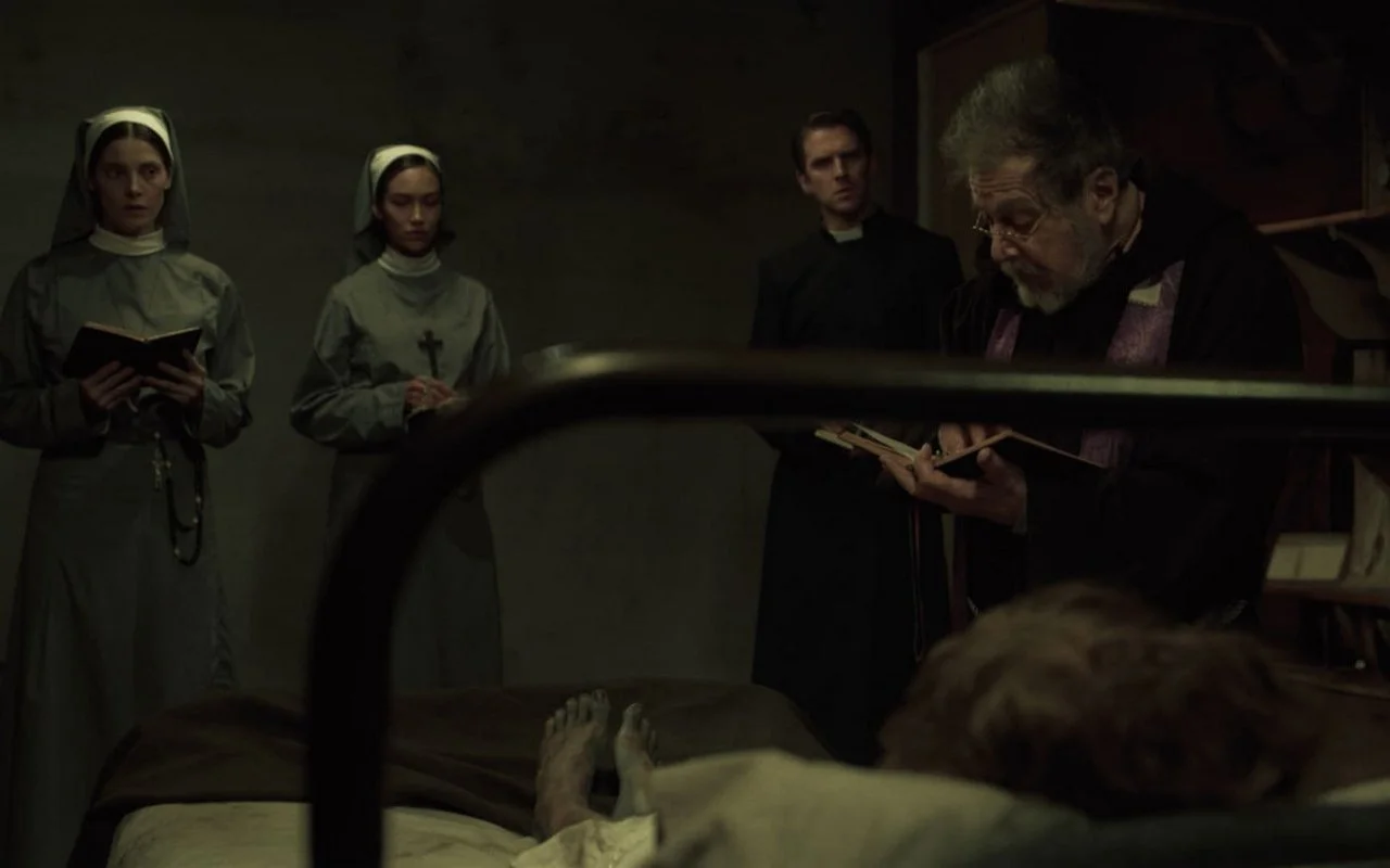 阿爾·帕西諾（Al Pacino）和丹·史蒂文斯（Dan Stevens）在預告片中接受了“儀式”的恐怖驅魔