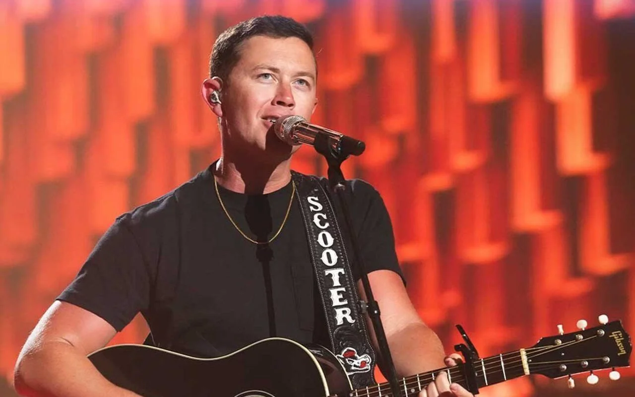 斯科蒂·麥克雷裡（Scotty McCreery）在凱恩·布朗（Kane Brown）的表演中跌跌撞撞