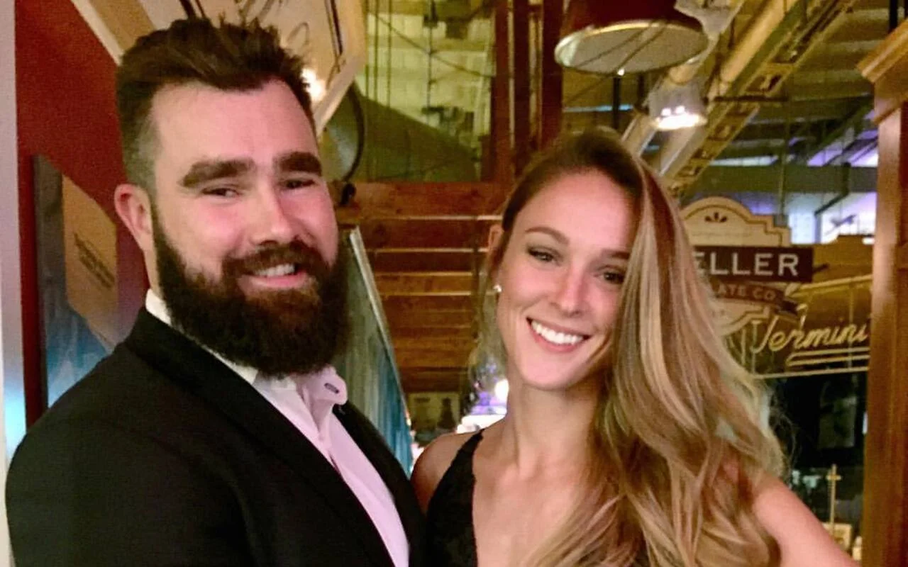 傑森·凱爾斯（Jason Kelce）和凱莉（Kylie）處女秀可愛的新生女嬰芬恩（Finn）