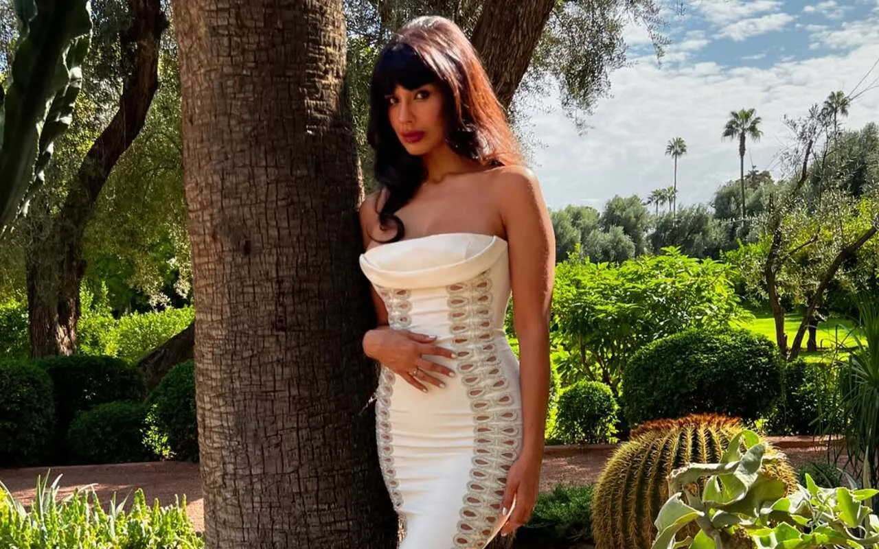賈梅拉·賈米爾（Jameela Jamil）試圖因嚴重失眠而掙扎