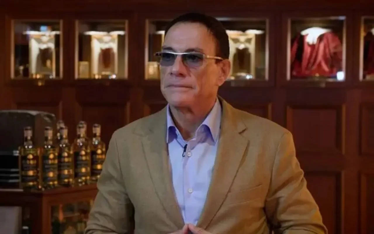 讓·克勞德·範·達姆（Jean-Claude van Damme）被指控接受人口販運受害者為“禮物”